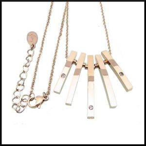 Halsband i roséfärgat stål.